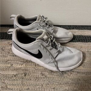 Women’s Nike Rosche Tennis Shoes - Silver/Grey